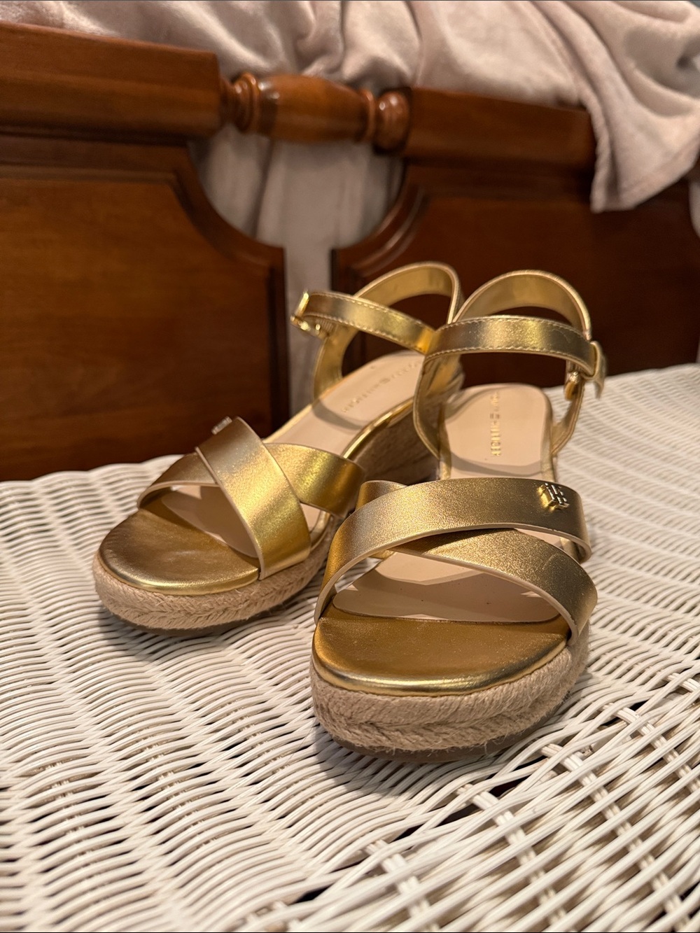 Tommy Hilfiger Metallic Gold Crossover Strappy Wedge Espadrilles Size 8